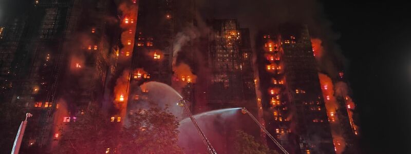 Auch ein Feuerwehrmann verlor bei dem Einsatz sein Leben.  - Foto: Chen Duo/XinHua/dpa