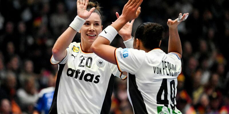 Auf Ex-Kapitänin Alina Grijseels war im Auftaktspiel Verlass. - Foto: Marijan Murat/dpa