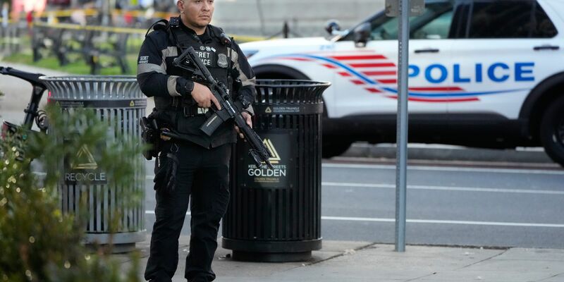 Mitten in Washington sind am Mittwochnachmittag (Ortszeit) Schüsse gefallen. - Foto: Mark Schiefelbein/AP/dpa