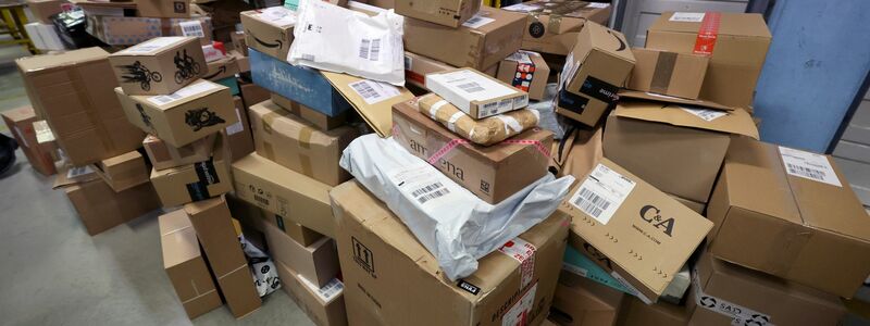 Verbraucher können Retouren in Postshops abgeben. - Foto: Bernd Wüstneck/dpa