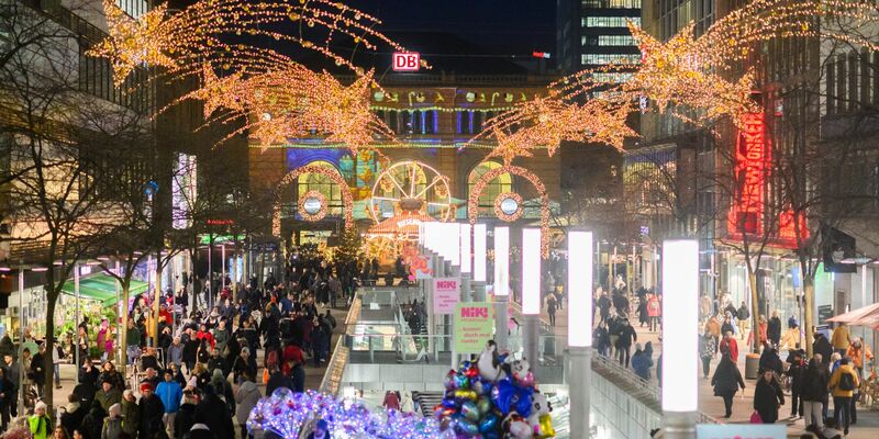 Die weihnachtlich geschmückte Innenstadt von Hannover. Viele Einzelhändler fürchten in diesem Jahr ein schlechtes Weihnachtsgeschäft. (Symbolbild) - Foto: Julian Stratenschulte/dpa