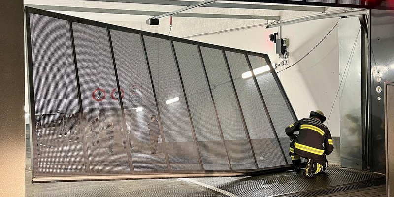 FW-M: Pkw gegen Garagentor (Milbertshofen) - Foto: presseportal.de