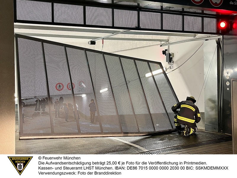 FW-M: Pkw gegen Garagentor (Milbertshofen) - Foto: presseportal.de