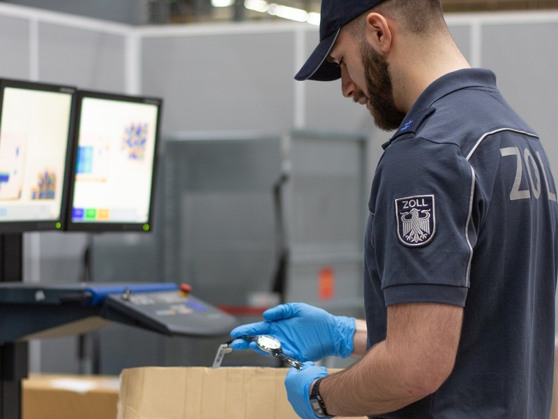 HZA-HST: Weihnachten und Black Friday: Wichtige Hinweise des Zolls zu Bestellungen und Geschenken aus dem Ausland - Foto: presseportal.de