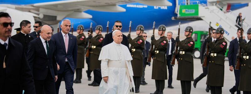 Erste Reise-Station von Papst Leo XIV., Oberhaupt von weltweit 1,4 Milliarden Katholiken, ist die Türkei. - Foto: Khalil Hamra/AP/dpa