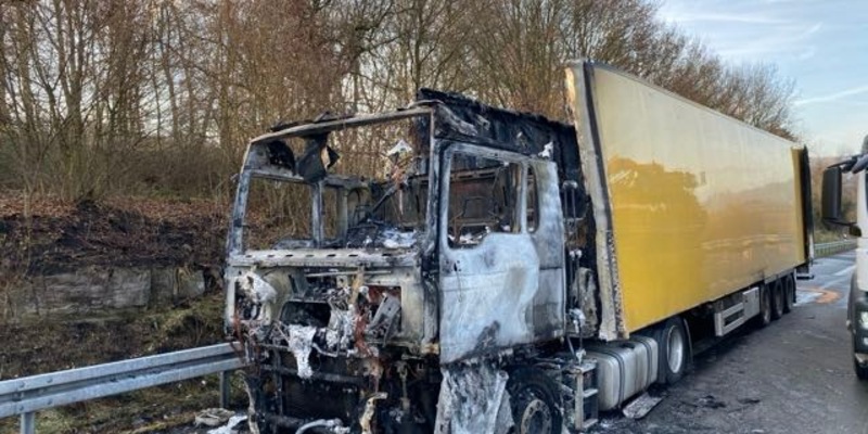 POL-GÖ: (384/2025) A 7: Aufwendige Bergungs- und Umfüllarbeiten nach Lkw-Brand - Sperrung Richtung Hannover dauert an - Foto: presseportal.de
