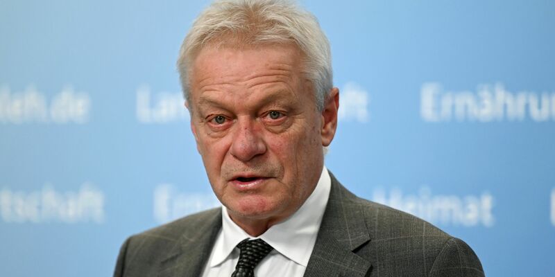 Alois Rainer stellt die Ergebnisse des Reports «Deutschland, wie es isst» vor. - Foto: Elisa Schu/dpa