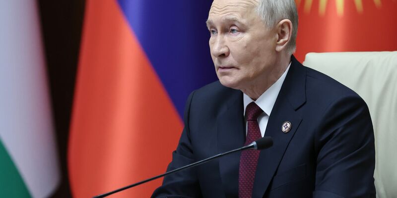 Kremlchef Wladimir Putin hat seine Bereitschaft zu Gesprächen über eine Beendigung des Krieges gegen die Ukraine bekräftigt. - Foto: Alexander Kazakov/Pool Sputnik Kremlin/AP/dpa