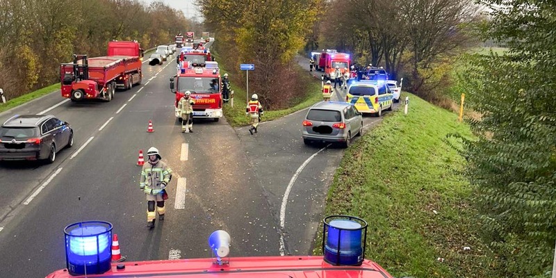 Feuerwehr Kalkar: Unfall auf der B 67 - Foto: presseportal.de
