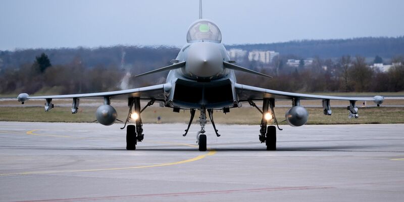 Wegen der verschärften Bedrohungslage will die Bundeswehr wieder Tieffluggebiete fürs Pilotentraining nutzen. - Foto: Sven Hoppe/dpa