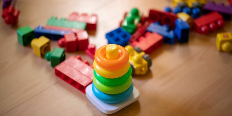 Beim Spielzeugkauf sollten Verbraucherinnen und Verbraucher laut Europol besonders wachsam sein, um Gefahren für Kinder zu vermeiden. (Symbolbild) - Foto: Sebastian Gollnow/dpa