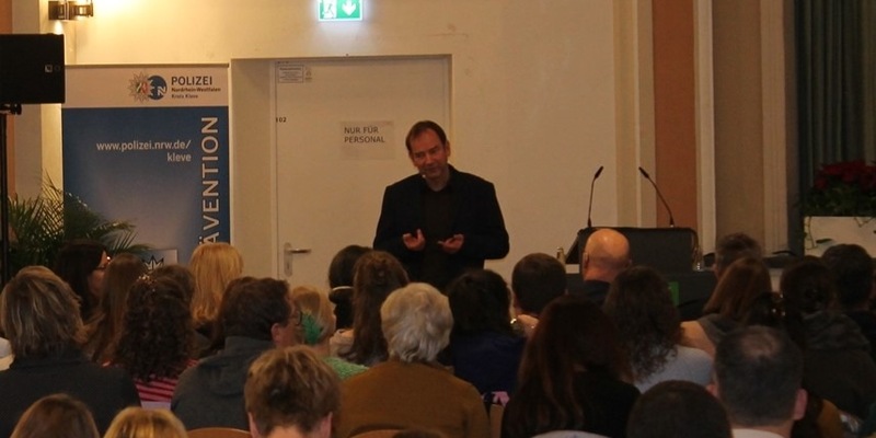 POL-KLE: Kreis Kleve - Gemeinsame Presseerklärung der LVR-Klinik Bedburg-Hau und der Polizei Kleve: Wege aus der (Schul-)Gewalt / 200 engagierte Teilnehmerinnen und -Teilnehmer beim 1. Fachtag in Bedburg-Hau - Foto: presseportal.de