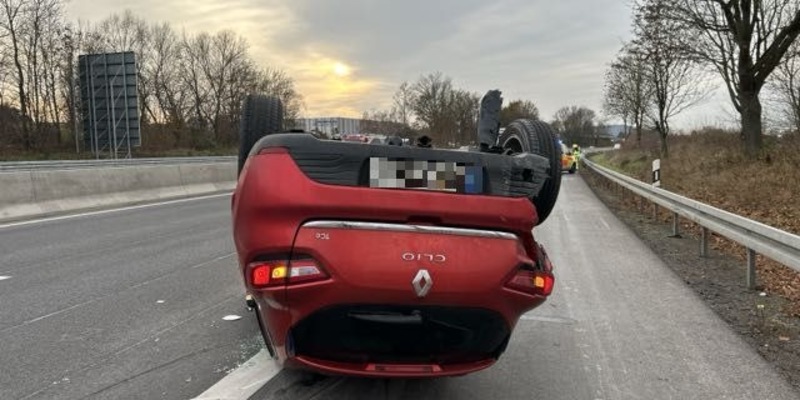 POL-OF: Clio überschlug sich: Zwei Leichtverletzte bei Kollision zweier Autos - Foto: presseportal.de