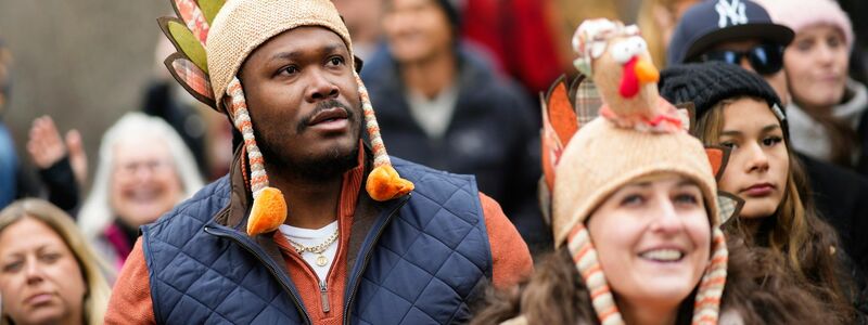 Unter den Hunderttausenden Zuschauern an der Straßen waren auch einige passend kostümiert. - Foto: Eduardo Munoz Alvarez/FR171643 AP/AP/dpa