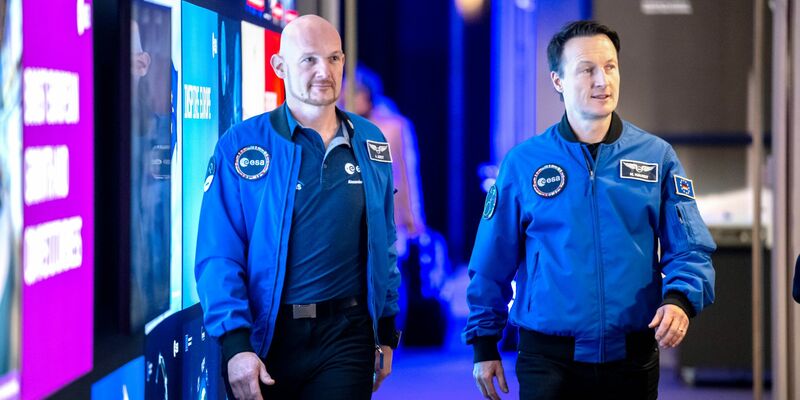 Die Astronauten Alexander Gerst und Matthias Maurer sehen große Chancen in der «Artemis»-Mission. - Foto: Sina Schuldt/dpa