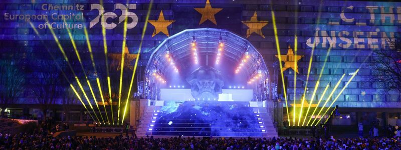 Mit einer großen Show am Karl-Marx-Monument war im Januar das Jahr als Kulturhauptstadt Europas 2025 eröffnet worden (Archivbild) - Foto: Jan Woitas/dpa