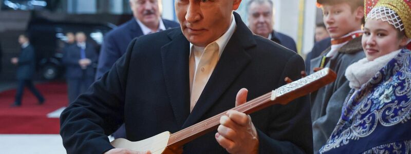 Putin zart besaitet mit Instrument, doch im Ukraine-Krieg bekräftigt er seine harte Haltung. - Foto: Alexander Kazakov/Pool Sputnik Kremlin/AP/dpa