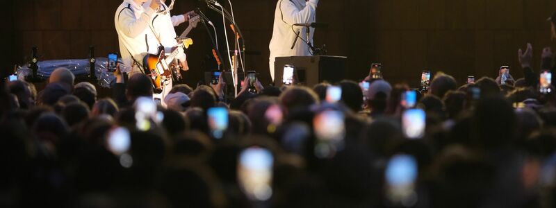 Bei einem Überraschungskonzert in Chemnitz hatte Kraftklub das neue Album «Sterben in Karl-Marx-Stadt» Ende Mai angekündigt. Nun erscheint es am 28. November. (Archivbild) - Foto: Sebastian Willnow/dpa