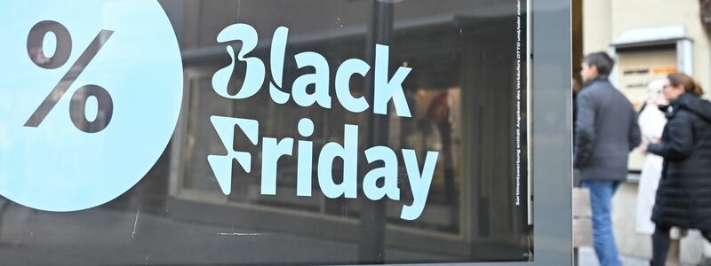 Die Black-Friday-Aktionstage sind auch in den Fußgängerzonen sehr präsent. - Foto: Bernd Weißbrod/dpa