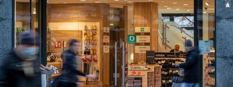 Da sind sie ja, die Schuh-Kartons! Die Pappbehältnisse stehen im Zentrum eines Rechtsstreits. - Foto: Monika Skolimowska/dpa