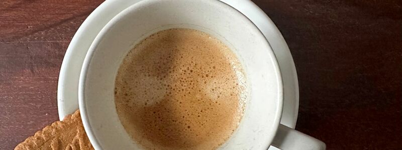 Zwischen Konfitüren und Erdnussbutter steht in vielen Supermärkten inzwischen Karamellkekscreme-Brotaufstrich. (Archivbild) - Foto: Gregor Tholl/dpa