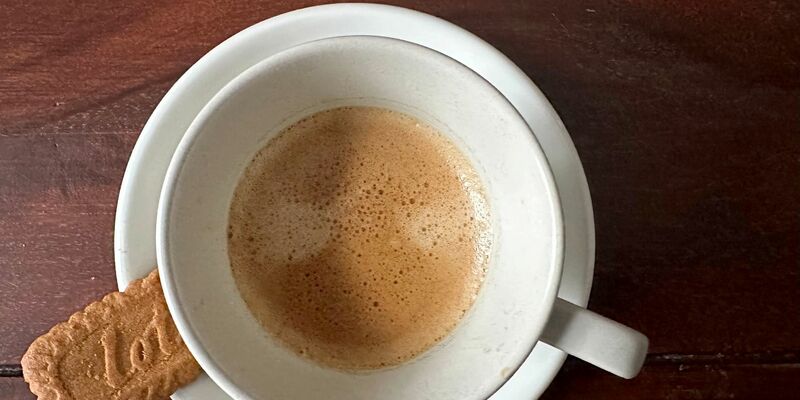 Ein Espresso und ein Karamellkeks dazu. So wird das serviert - hier in einem Berliner Friseursalon. (Archivbild) - Foto: Gregor Tholl/dpa
