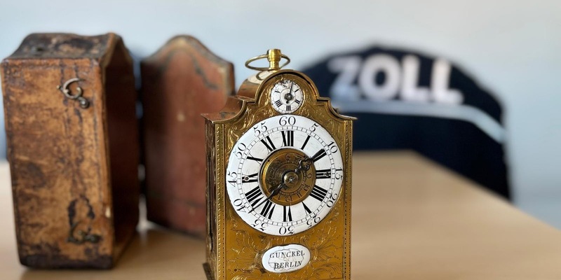 HZA-SI: Beim Zoll schlägt die Stunde - Antike Tischuhr aus dem 18. Jahrhundert beim ZOLL nicht angemeldet - Foto: presseportal.de