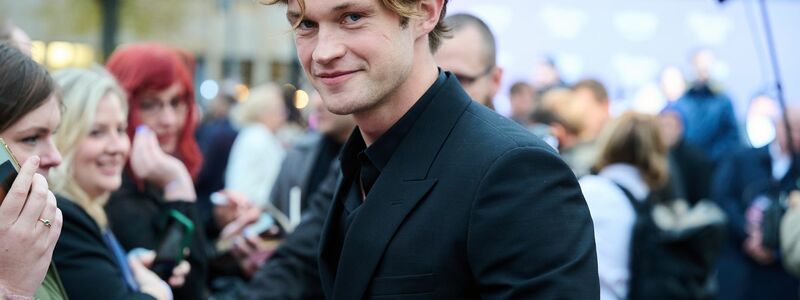 Damian Hardung spielt den Schulschwarm James Beaufort. (Archivbild) - Foto: Annette Riedl/dpa