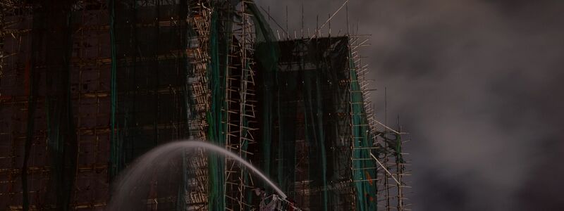 Die Löscharbeiten konnten am Vormittag eingestellt werden. - Foto: Ng Han Guan/AP/dpa