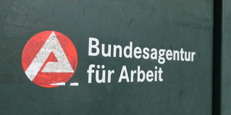 Im November ist es auf dem deutschen Arbeitsmarkt nur zu einer leichten Entspannung gekommen (Archivbild).  - Foto: Helge Toben/dpa