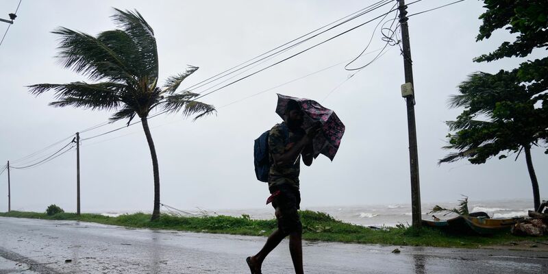Erdrutsche, blockierte Straßen und Hochwasser in Wohnhäusern: Die Folgen des Zyklons legen das öffentliche Leben auf Sri Lanka nahezu lahm. - Foto: Eranga Jayawardena/AP/dpa