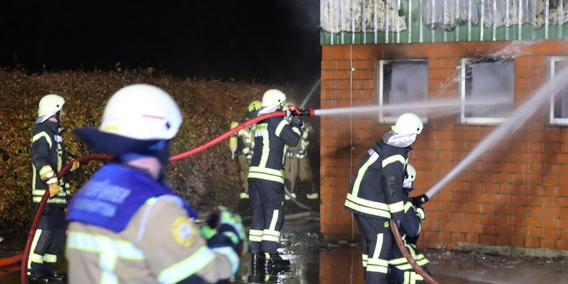 FW-SE: Feuer in Kuhstall - 72 Tiere gerettet - Foto: presseportal.de
