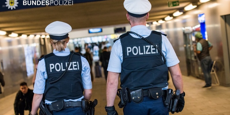 Bundespolizeidirektion München: Volltrunkener Exhibitionist festgenommen - Foto: presseportal.de