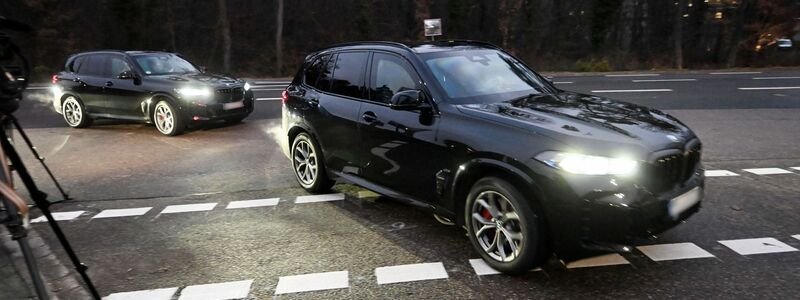 Eine Person wird von Polizeibeamten zu einem Hubschrauber gebracht. - Foto: Uli Deck/dpa