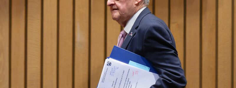 Innenminister Reul will nun den Austausch mit Gehörlosen-Verbänden suchen. - Foto: Henning Kaiser/dpa