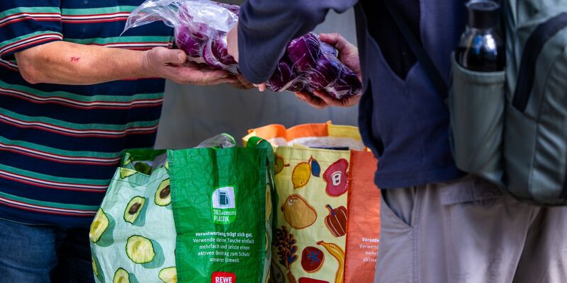 In Deutschland gibt es 975 Tafeln für die sich rund 75.000 Menschen ehrenamtlich engagieren. (Archivbild) - Foto: Jens Büttner/dpa