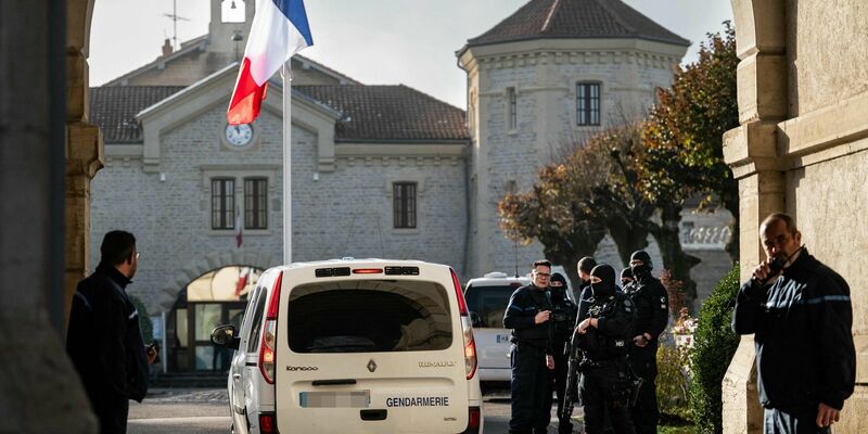 Ein Gefängnisausbrecher in Frankreich ist später beim Kaffeetrinken in einem Bistro gefasst worden. (Symbolfoto) - Foto: Arnaud Finistre/AFP/dpa