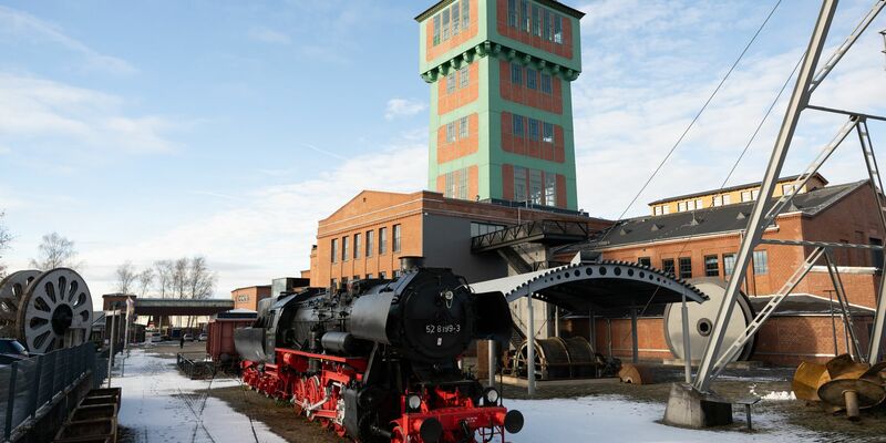 Auf dem Gelände des Bergbaumuseums «Kohlewelt» hat der US-Künstlers James Turrell sein neues Lichtkunstwerk «Beyond Horizons» geschaffen. - Foto: Sebastian Kahnert/dpa