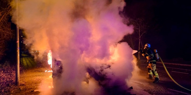 FW-E: Kleintransporter brennt in voller Ausdehnung - Foto: presseportal.de