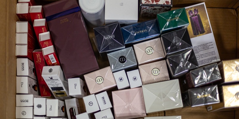 POL-DU: Altstadt: Gefälschte Luxusparfüms im Kofferraum: Polizisten stoppen Schmuggler - Foto: presseportal.de