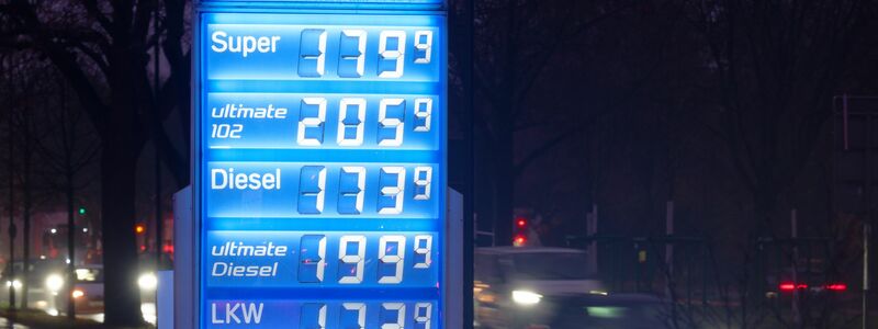 Billigeres Tanken: Zumindest bei den Spritpreisen gab es zuletzt etwas Entspannung. - Foto: Henning Kaiser/dpa