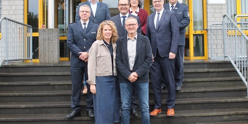 POL-KLE: Kreis Kleve - Erster Polizeihauptkommissar Thomas Jäger im Ruhestand / Leiter der Polizeiwache Geldern in Kleve feierlich verabschiedet - Foto: presseportal.de