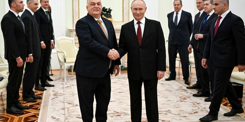 Kremlchef Wladimir Putin (r) und der ungarische Ministerpräsident Viktor Orban sprechen im Kreml über einen möglichen Gipfel in Budapest mit US-Präsident Donald Trump. - Foto: Alexander Nemenov/Pool AFP via AP/dpa