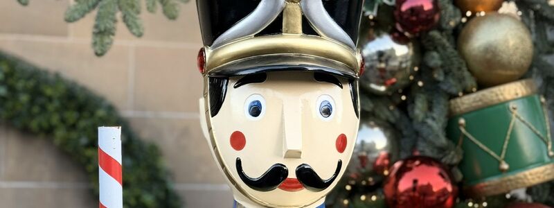 Übrig ist nur noch Nelson: Eine Bar in Schottland vermisst ihren Nussknacker. - Foto: Copper Blossom/Signature Group/PA Media/dpa