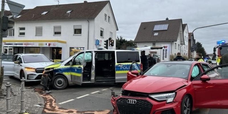 POL-OF: Vier Leichtverletzte bei Verkehrsunfall unter Beteiligung eines Streifenwagens - Foto: presseportal.de