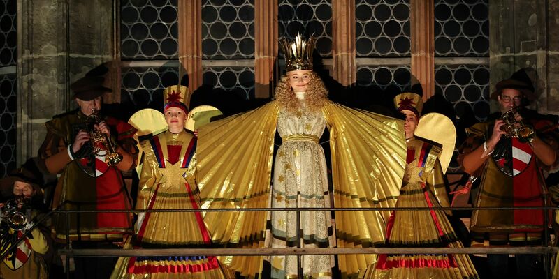 An rund 160 Ständen mit den typischen rot-weiß gestreiften Stoffdächern können sich die Besucherinnen und Besucher auf Weihnachten einstimmen. - Foto: Daniel Karmann/dpa