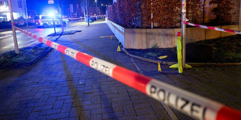 Die Polizei hat den Tatort abgesperrt und sichert Spuren.  - Foto: Henning Kaiser/dpa