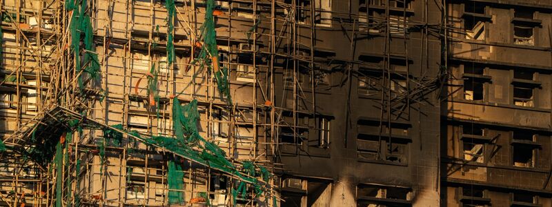 Nach dem Brand in einer Wohnanlage in Hongkong gelten weiterhin rund 200 Personen als vermisst. - Foto: Vernon Yuen/Nexpher via ZUMA Press Wire/dpa