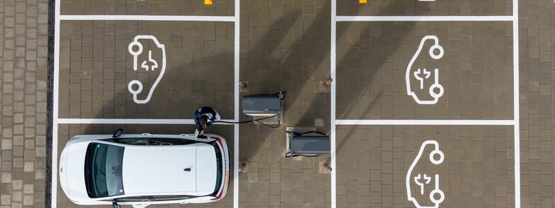 Die Zahl der Elektroautos auf deutschen Straßen nähert sich zwei Millionen.  - Foto: Sebastian Kahnert/dpa