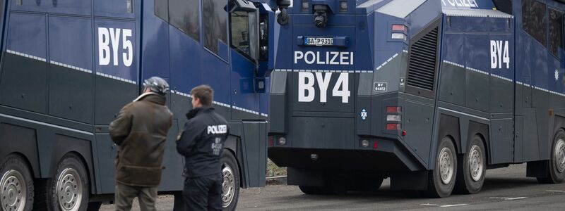 Polizisten aus mehreren Bundesländern sind im Einsatz. Wasserwerfer, Hubschrauber und Drohnen stehen bereit. - Foto: Boris Roessler/dpa